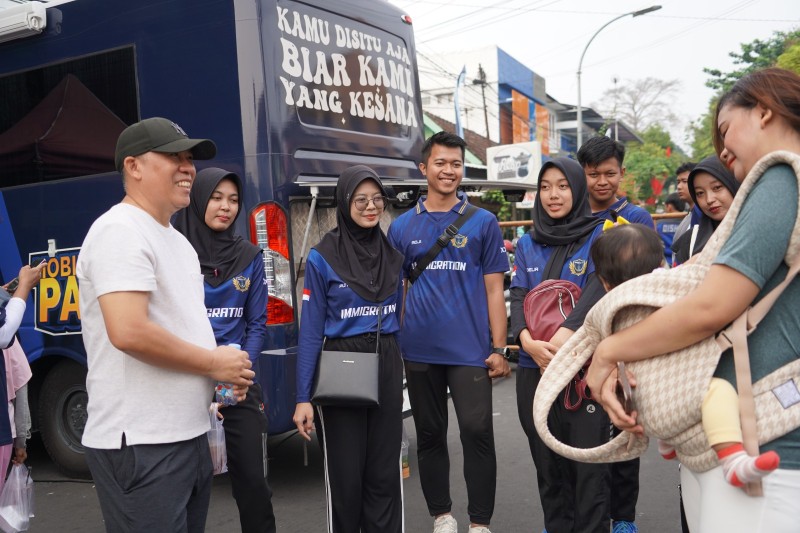 Kepala Kantor Imigrasi Surakarta, Bisri, menyapa pemohon paspor JALADARA.