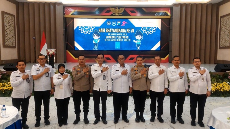 Jajaran Ditjen Ditjen Imigrasi Jatim foto bersama dengan jajaran Polda Jatim dalam acara Layanan Paspor Massal di Mapolda Jatim.
