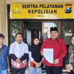 Kader PDIP Surabaya Achmad Hidayat memberikan pendampingan kepada warga terkait perkara pengeroyokan di Polsek Sukolilo.