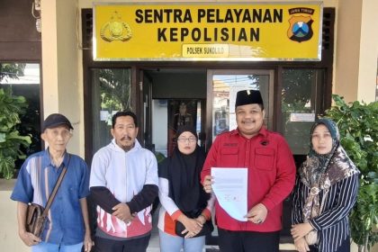 Kader PDIP Surabaya Achmad Hidayat memberikan pendampingan kepada warga terkait perkara pengeroyokan di Polsek Sukolilo.