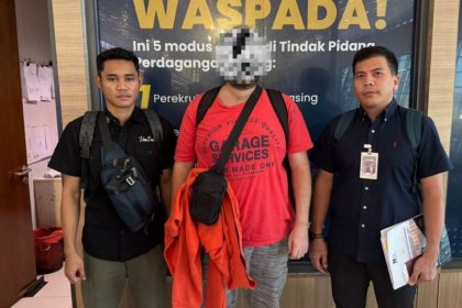 Petugas mengawal deportasi WN Slovakia untuk dipulangkan ke negara asal melalui Bandara Internasional Juanda.