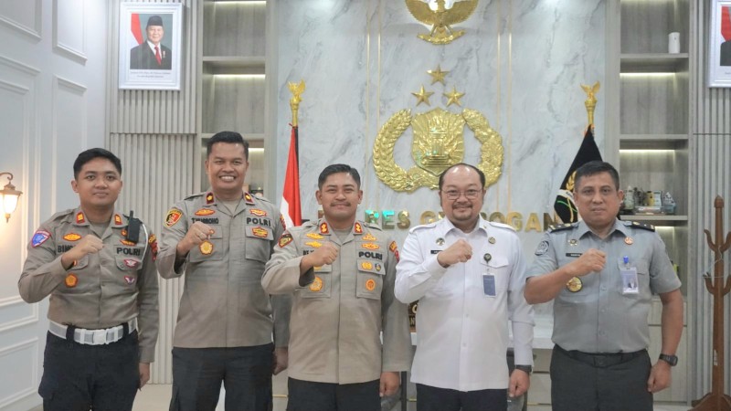 Kakanim Semarang Ari Widodo saat melakukan audiensi dan monitoring Pelayanan keimigrasian di Grobogan.