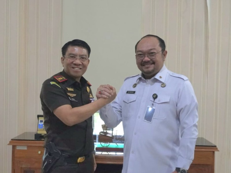 Kakanim Semarang, Ari Widodo bersama Kajari Grobogan, Daniel Penannangan.