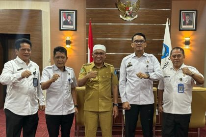 Kepala Kantor Wilayah Direktorat Jenderal Imigrasi Maluku Utara, Mohammad Ridwan (dua dari kanan) dan jajaran foto bersama Wali Kota Ternate, Tauhid Soleman, usai bersilaturahmi.
