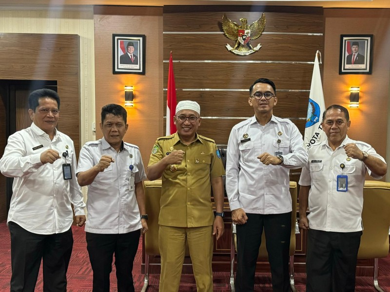 Kepala Kantor Wilayah Direktorat Jenderal Imigrasi Maluku Utara, Mohammad Ridwan (dua dari kanan) dan jajaran foto bersama Wali Kota Ternate, Tauhid Soleman, usai bersilaturahmi.
