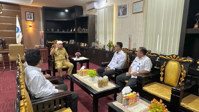Suasana keakraban terlihat gayeng saat Walikota Ternate terlibat diskusi ringan dengan jajaran Imigrasi Maluku Utara.