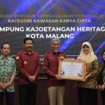 Direktur Jenderal Kekayaan Intelektual, Razilu, menyerahkan sertifikat paten kepada warga disaksikan Kakanwil Kemenkum Jatim, Haris Sukamto.