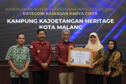 Direktur Jenderal Kekayaan Intelektual, Razilu, menyerahkan sertifikat paten kepada warga disaksikan Kakanwil Kemenkum Jatim, Haris Sukamto.