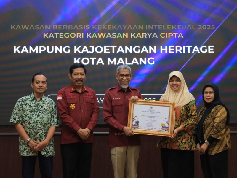 Direktur Jenderal Kekayaan Intelektual, Razilu, menyerahkan sertifikat paten kepada warga disaksikan Kakanwil Kemenkum Jatim, Haris Sukamto.