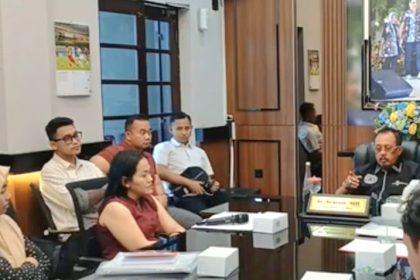 Wakil Wali Kota Surabaya, Armuji memimpin mediasi para korban dugaan penipuan jual beli rumah cessie.