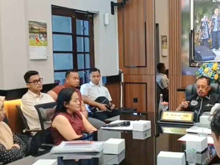 Wakil Wali Kota Surabaya, Armuji memimpin mediasi para korban dugaan penipuan jual beli rumah cessie.