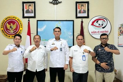 Kakanwil Ditjen Imigrasi Malut, Mohammad Ridwan (tengah) bersama Kepala Badan Intelijen Negara Daerah (Kabinda) Maluku Utara, Laksma TNI Moch Hamzah S. W., S.E dan jajaran usai kunjungan silaturahmi.