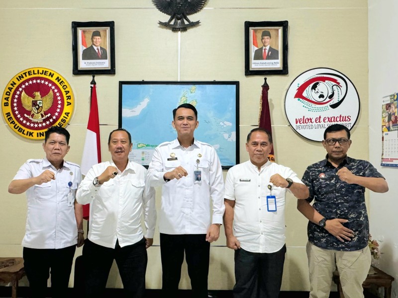 Kakanwil Ditjen Imigrasi Malut, Mohammad Ridwan (tengah) bersama Kepala Badan Intelijen Negara Daerah (Kabinda) Maluku Utara, Laksma TNI Moch Hamzah S. W., S.E dan jajaran usai kunjungan silaturahmi.