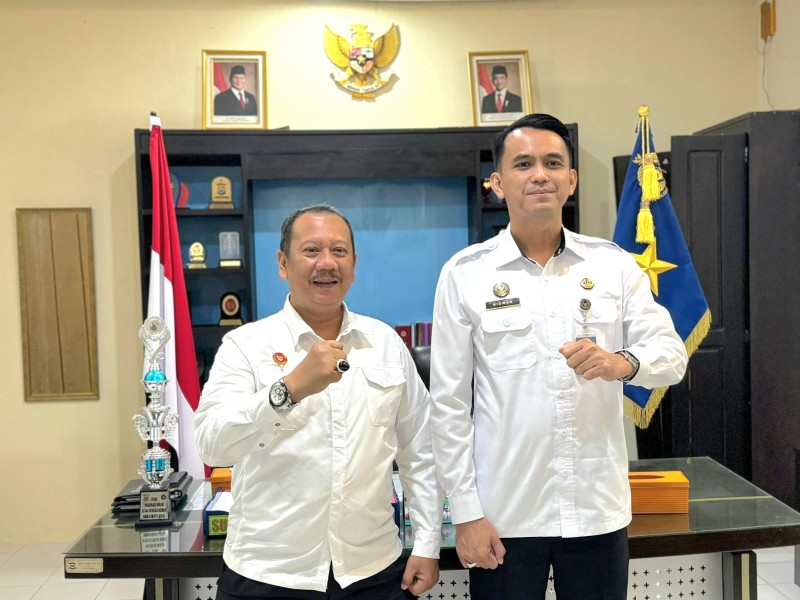Kepala Badan Intelijen Negara Daerah (Kabinda) Maluku Utara, Laksma TNI Moch Hamzah S. W., S.E dan Kakanwil Ditjen Imigrasi Maluku Utara, Mohammad Ridwan.