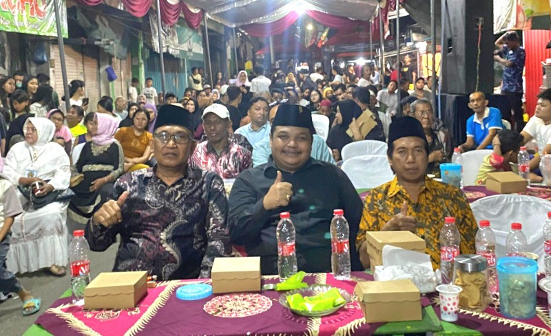 Kader PDIP Surabaya, Achmad Hidayat (tengag) bersama warga menyaksikan wayangan yang digelar warga PPI Gresik.