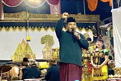 Achmad Hidayat Kader PDIP Surabaya menyampaikan sambutan pada acara Sedekah Bumi yang digelar warga Gresik PPI RW IV, Kelurahan Kemayoran, Kecamatan Krembangan.