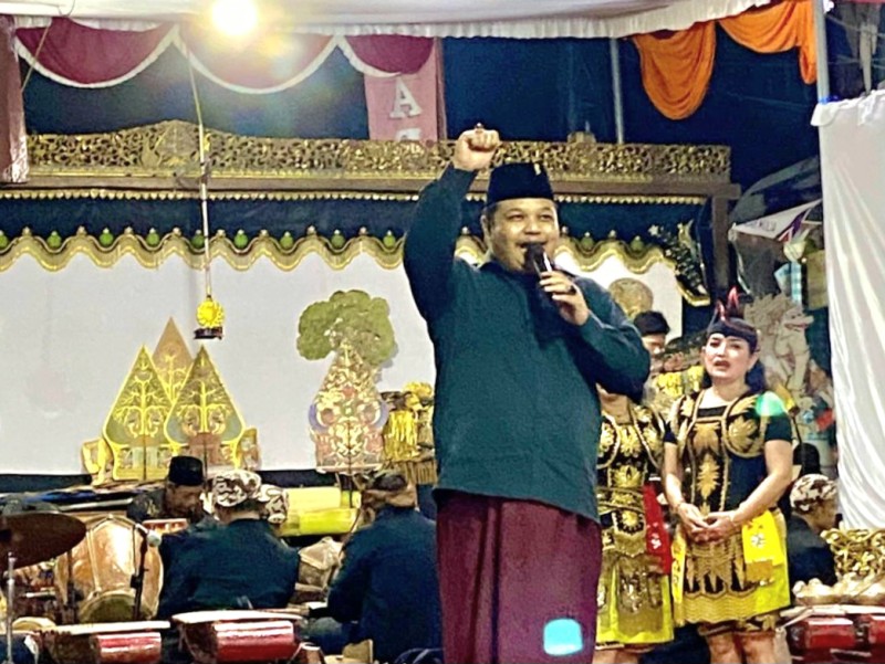 Achmad Hidayat Kader PDIP Surabaya menyampaikan sambutan pada acara Sedekah Bumi yang digelar warga Gresik PPI RW IV, Kelurahan Kemayoran, Kecamatan Krembangan.