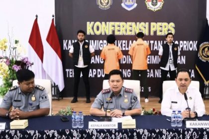 Kepala Kantor Wilayah Direktorat Jenderal Imigrasi DKI Jakarta, Pamuji Raharja (kanan), ikut merilis penangkapan WNA.