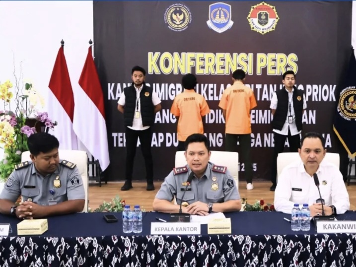 Kepala Kantor Wilayah Direktorat Jenderal Imigrasi DKI Jakarta, Pamuji Raharja (kanan), ikut merilis penangkapan WNA.