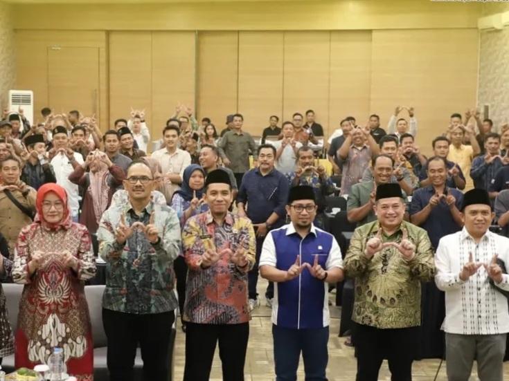 Para narasumber dalam kegiatan sosialisasi Program Strategis Nasional yang digelar Komisi II DPR RI foto bersama.