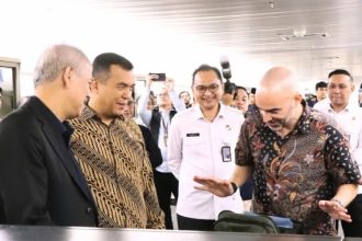 Kakanwil Imigrasi DK Jakarta, Pamuji Raharja, mendampingi Wakil Menteri Imigrasi dan Pemasyarakatan, Silmy Karim, meninjau uji coba seamless autogate di Bandara Internasional Soekarno-Hatta.