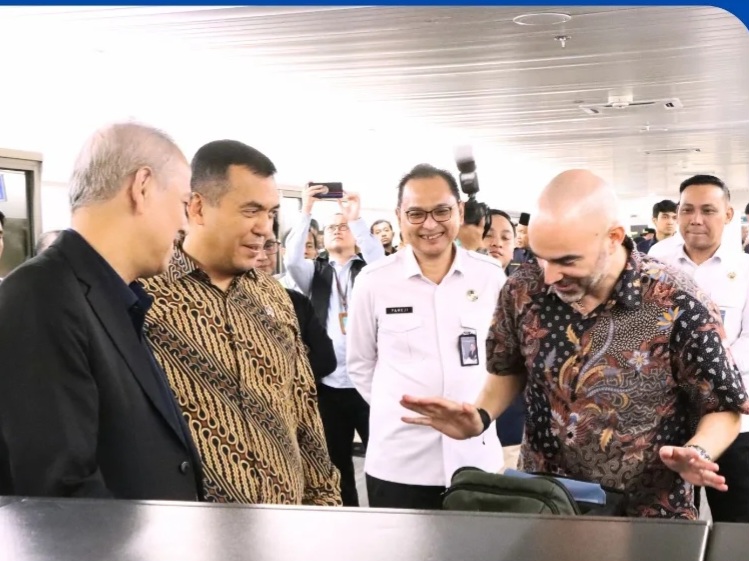 Kakanwil Imigrasi DK Jakarta, Pamuji Raharja, mendampingi Wakil Menteri Imigrasi dan Pemasyarakatan, Silmy Karim, meninjau uji coba seamless autogate di Bandara Internasional Soekarno-Hatta.