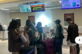 Petugas imigrasi mengawal pendeportasian WNA dari Bandara Internasional Hang Nadim untuk dipulangkan ke negara asal.