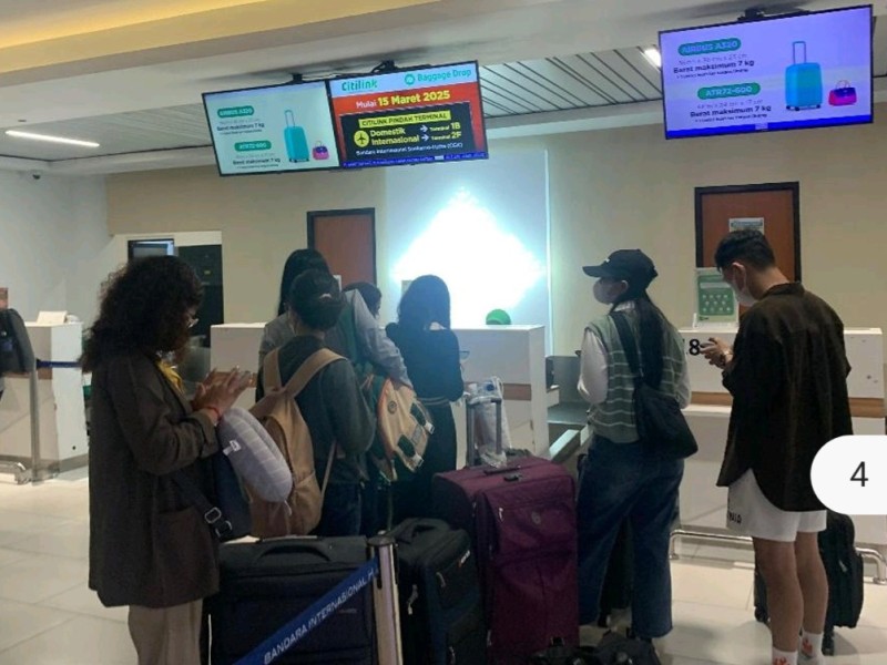 Petugas imigrasi mengawal pendeportasian WNA dari Bandara Internasional Hang Nadim untuk dipulangkan ke negara asal.