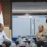 Kakanwil Ditjen Imigrasi Jatim, Novianto Sulastono berbincang dengan Kapolda Jatim, Irjenpol Nanang Avianto.