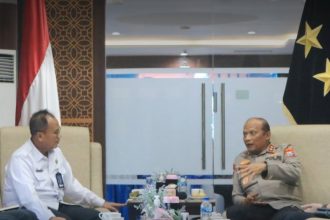 Kakanwil Ditjen Imigrasi Jatim, Novianto Sulastono berbincang dengan Kapolda Jatim, Irjenpol Nanang Avianto.