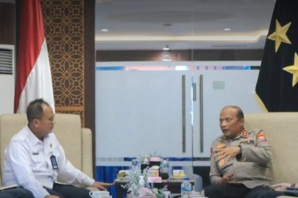 Kakanwil Ditjen Imigrasi Jatim, Novianto Sulastono berbincang dengan Kapolda Jatim, Irjenpol Nanang Avianto.