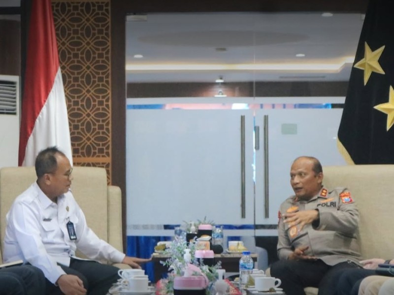 Kakanwil Ditjen Imigrasi Jatim, Novianto Sulastono berbincang dengan Kapolda Jatim, Irjenpol Nanang Avianto.