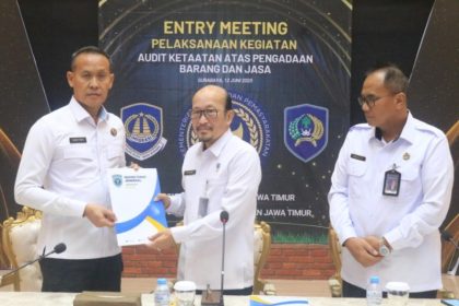 Foto: Inspektur Wilayah III Itjen Kemenkumham, Henry Tri Prasetyo (tengah) menyerahkan memori entri meeting audit ketaatan PBJ kepada Kakanwil Ditjenpas Jatim Kadiyono, disaksikan Kakanwil Ditjen Imigrasi Jatim Novianto Sulastono (kanan).