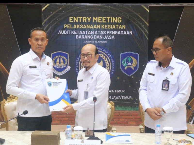 Foto: Inspektur Wilayah III Itjen Kemenkumham, Henry Tri Prasetyo (tengah) menyerahkan memori entri meeting audit ketaatan PBJ kepada Kakanwil Ditjenpas Jatim Kadiyono, disaksikan Kakanwil Ditjen Imigrasi Jatim Novianto Sulastono (kanan).