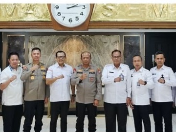 Jajaran Ditjen Imigrasi Jawa Timur foto bersama dengan Kapolda Jatim, Irjenpol Nanang Avianto dan para direktur.