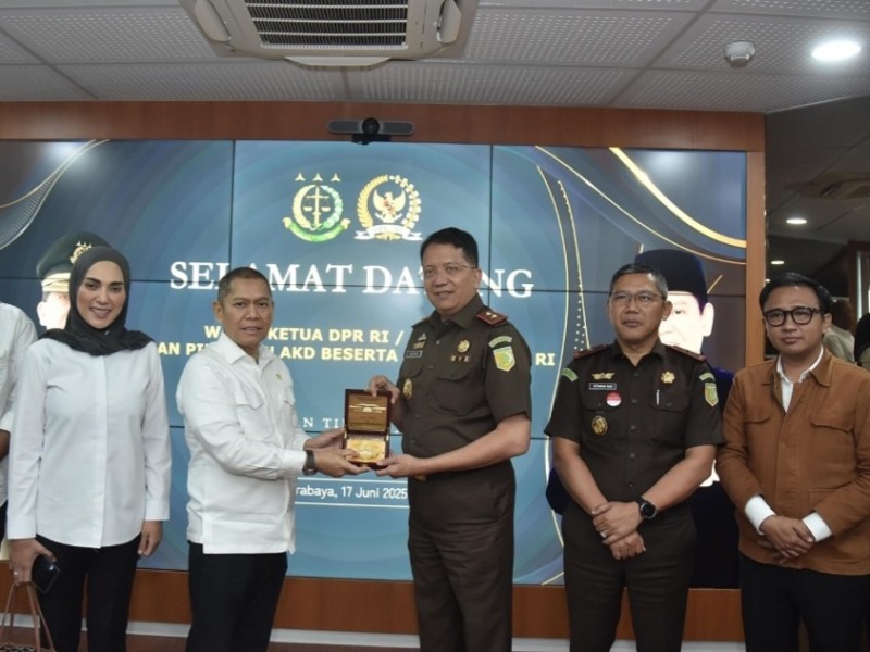 Adies Kadir memberikan cenderamata kepada Kepala Kejaksaan Tinggi (Kejati) Jatim Kuntadi dalam kegiatan kunker di Jatim.