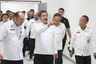 Kakanwil Ditjen Imigrasi Jawa Tengah, Is Edy Ekoputranto (kanan) bersama Kakanim Ari Widodo mendampingi Menteri Imigrasi dan Pemasyarakatan Agus Andrianto meninjau lokasi kantor baru.