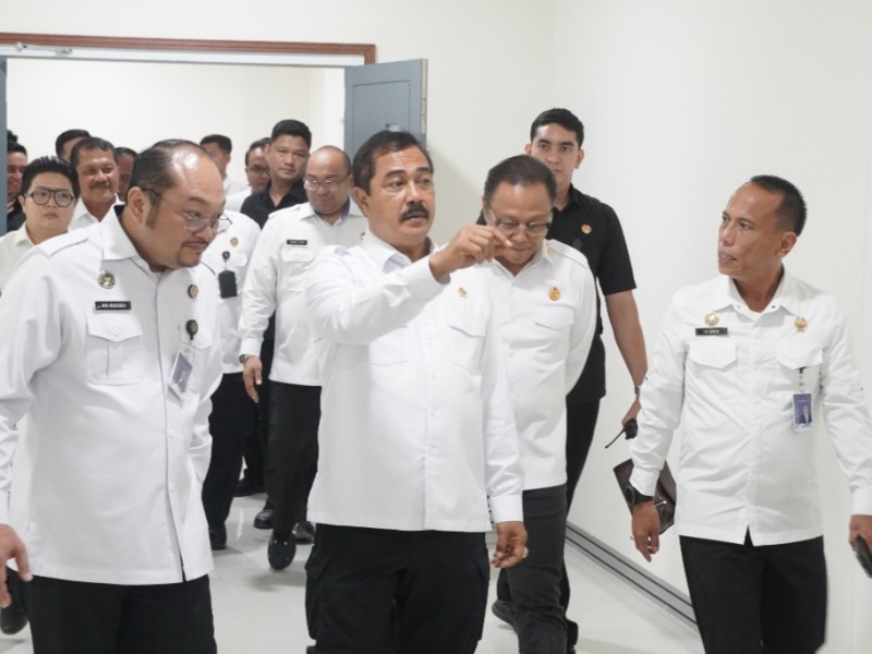 Kakanwil Ditjen Imigrasi Jawa Tengah, Is Edy Ekoputranto (kanan) bersama Kakanim Ari Widodo mendampingi Menteri Imigrasi dan Pemasyarakatan Agus Andrianto meninjau lokasi kantor baru.