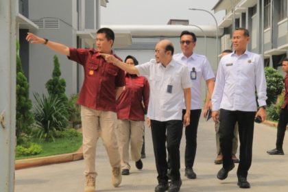 Inspektur Wilayah III Inspektorat Jenderal Kemenimipas, Hendro Tri Prasetyo, didampingi Kakanwil Ditjen Pemasyarakatan Jatim Kadiyono dan Karutan Surabaya Tomi Elyus meninjau Rutan Medaeng.