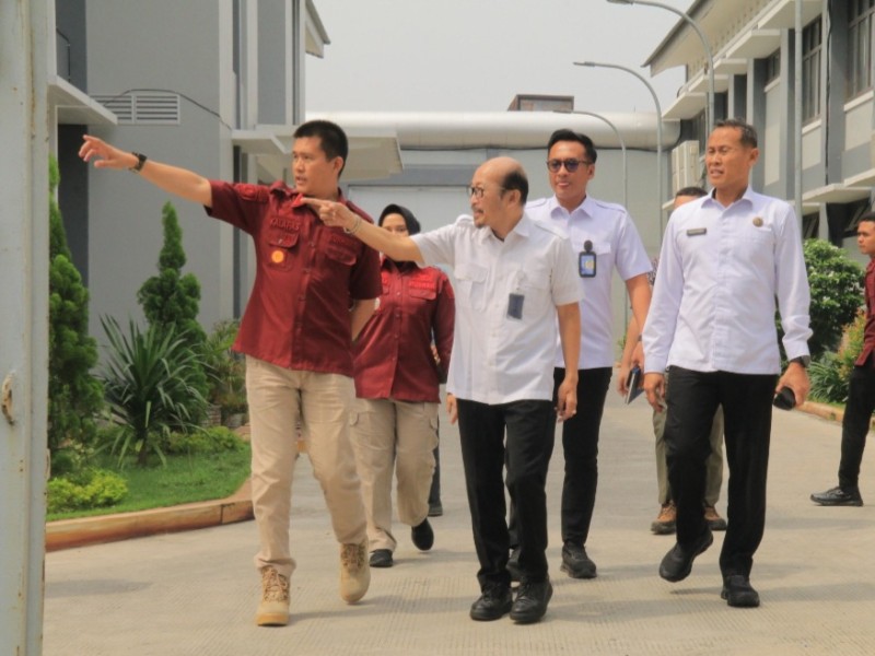 Inspektur Wilayah III Inspektorat Jenderal Kemenimipas, Hendro Tri Prasetyo, didampingi Kakanwil Ditjen Pemasyarakatan Jatim Kadiyono dan Karutan Surabaya Tomi Elyus meninjau Rutan Medaeng.