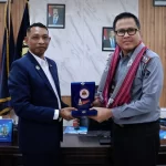 Kepala Kantor Imigrasi Kupang, Nanang Mustofa, berfoto bersama Konsul Timor Leste, Espedito da Conceicao Ribeiro, usai pertemuan di Kantor Imigrasi Kupang, Senin (23/06).