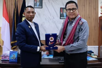 Kepala Kantor Imigrasi Kupang, Nanang Mustofa, berfoto bersama Konsul Timor Leste, Espedito da Conceicao Ribeiro, usai pertemuan di Kantor Imigrasi Kupang, Senin (23/06).