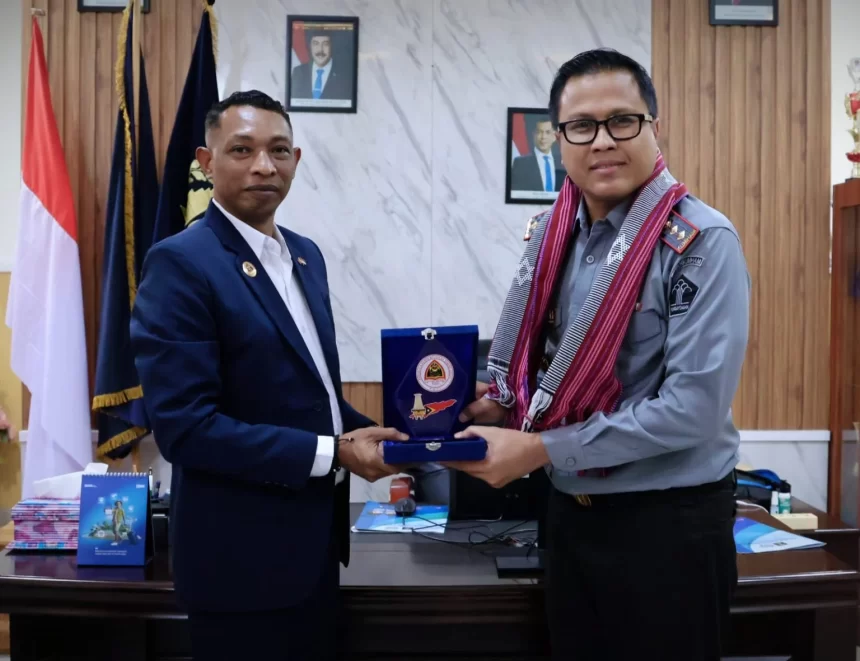 Kepala Kantor Imigrasi Kupang, Nanang Mustofa, berfoto bersama Konsul Timor Leste, Espedito da Conceicao Ribeiro, usai pertemuan di Kantor Imigrasi Kupang, Senin (23/06).