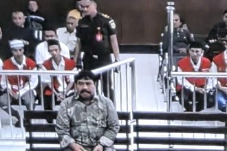 Terdakwa Herry Sunaryo mendengarkan Ketua Majelis Hakim PN Surabaya membaca amar putusan atas kasus yang menimpanya.