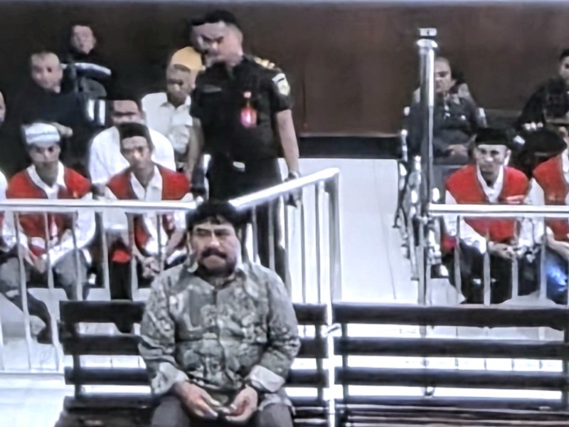 Terdakwa Herry Sunaryo mendengarkan Ketua Majelis Hakim PN Surabaya membaca amar putusan atas kasus yang menimpanya.