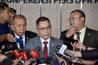 Wakil Ketua DPR RI Adies Kadir memberikan keterangan kepada media usai Rapat Paripurna DPR di Kompleks Parlemen Senayan, Jakarta, Selasa, 8 Juli 2025.