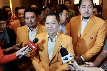 Ketua Umum DPP Ormas Musyawarah Kekeluargaan Gotong Royong (MKGR), Adies Kadir saat memberikan keterangan pers.