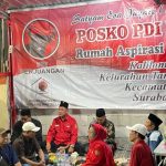 Kader PDIP Surabaya Achmad Hidayat memberikan sambutan pada pendirian Posko PDI Perjuangan yang diinisiasi Anis Marsella.