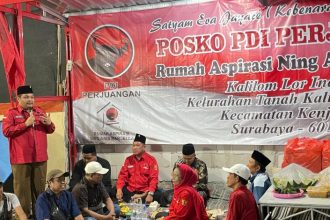 Kader PDIP Surabaya Achmad Hidayat memberikan sambutan pada pendirian Posko PDI Perjuangan yang diinisiasi Anis Marsella.
