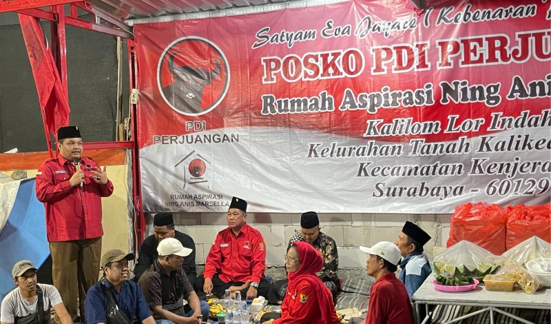 Kader PDIP Surabaya Achmad Hidayat memberikan sambutan pada pendirian Posko PDI Perjuangan yang diinisiasi Anis Marsella.